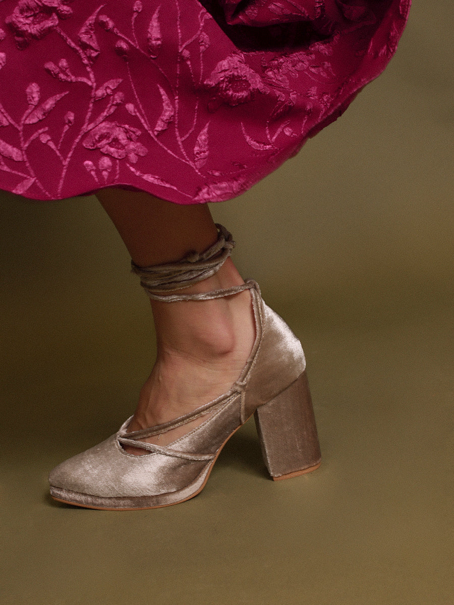 TACÓN CELINE DORADO